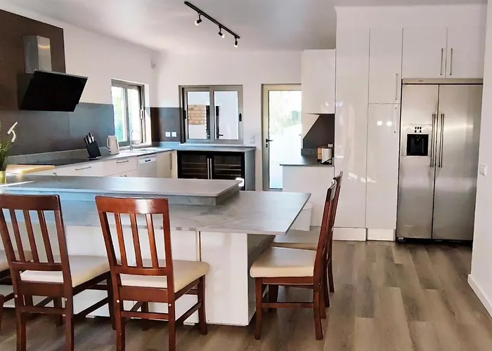 فيلة 6 Bedroom Private Tenazinha I, With Private Pool *