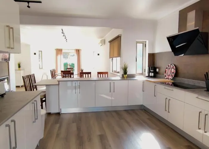 6 Bedroom Private Tenazinha I, With Private Pool فيلة البوفيرا