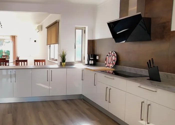 6 Bedroom Private Tenazinha I, With Private Pool فيلة البوفيرا