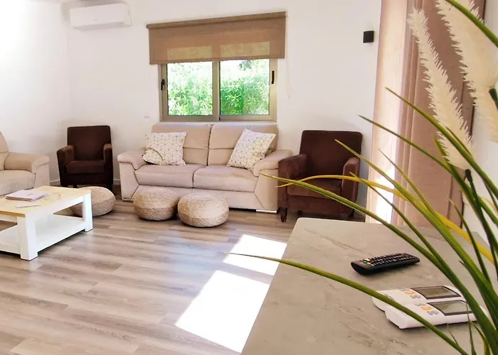 6 Bedroom Private Tenazinha I, With Private Pool فيلة